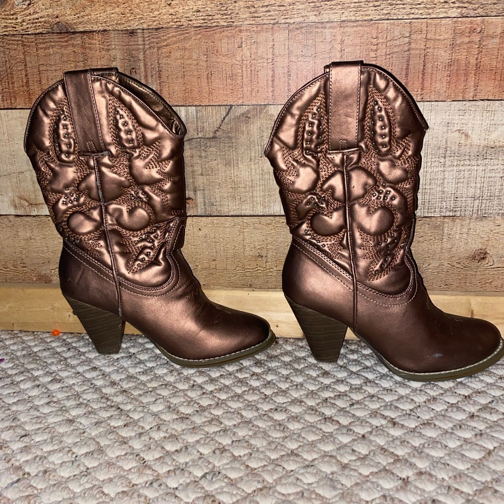 Woman’s cowgirl boots size 7